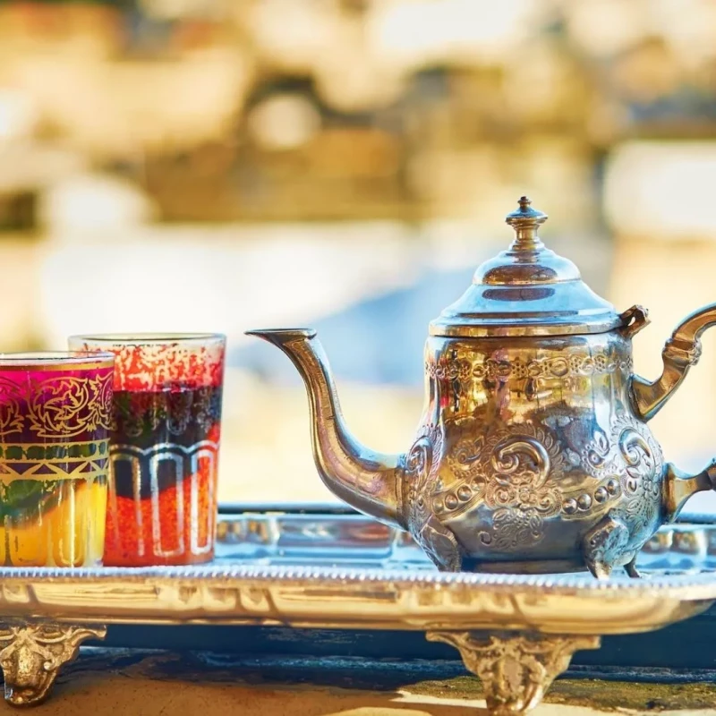فن وثقافة الأكواب المغربية للشاي: رحلة إلى عالم الفخامة والتراث